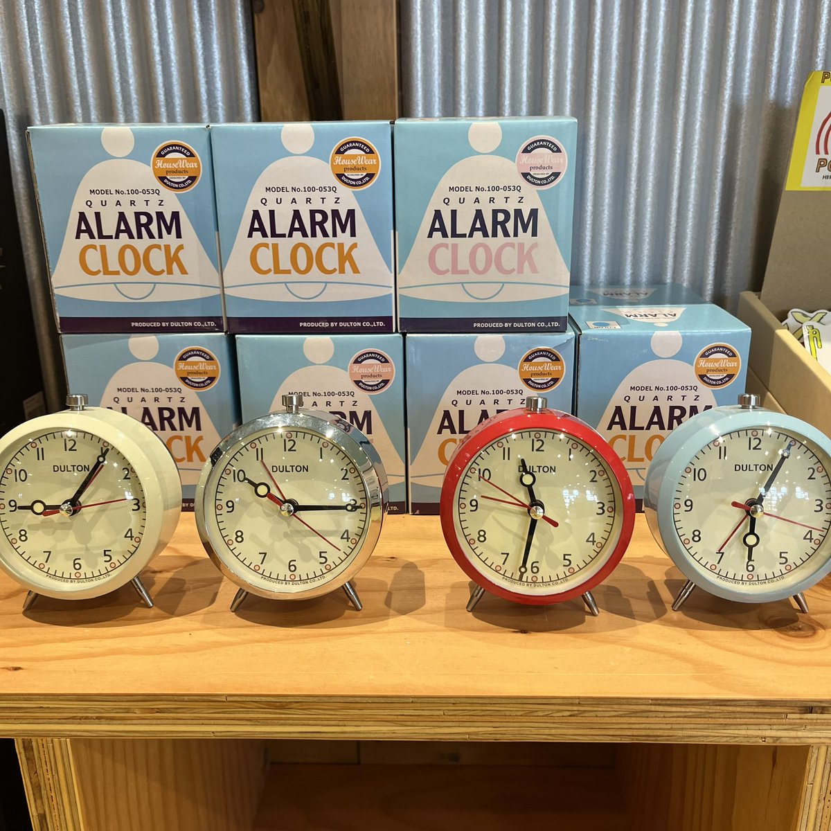 greensummit_o's tweet photo. 今にも歩き出しそうな、可愛い足付きのアラームクロック⏰

その素朴さから、カチコチ音がしそうなイメージを持たれますが、静かに仕事をする時計、ぜひ枕元に置いてあげて下さい💤

また、丁度手のひらに収まるサイズなので、海外旅行のお供にする方も！

古典的なベルの音もまた可愛いんです😍 https://t.co/VYukcLyZux