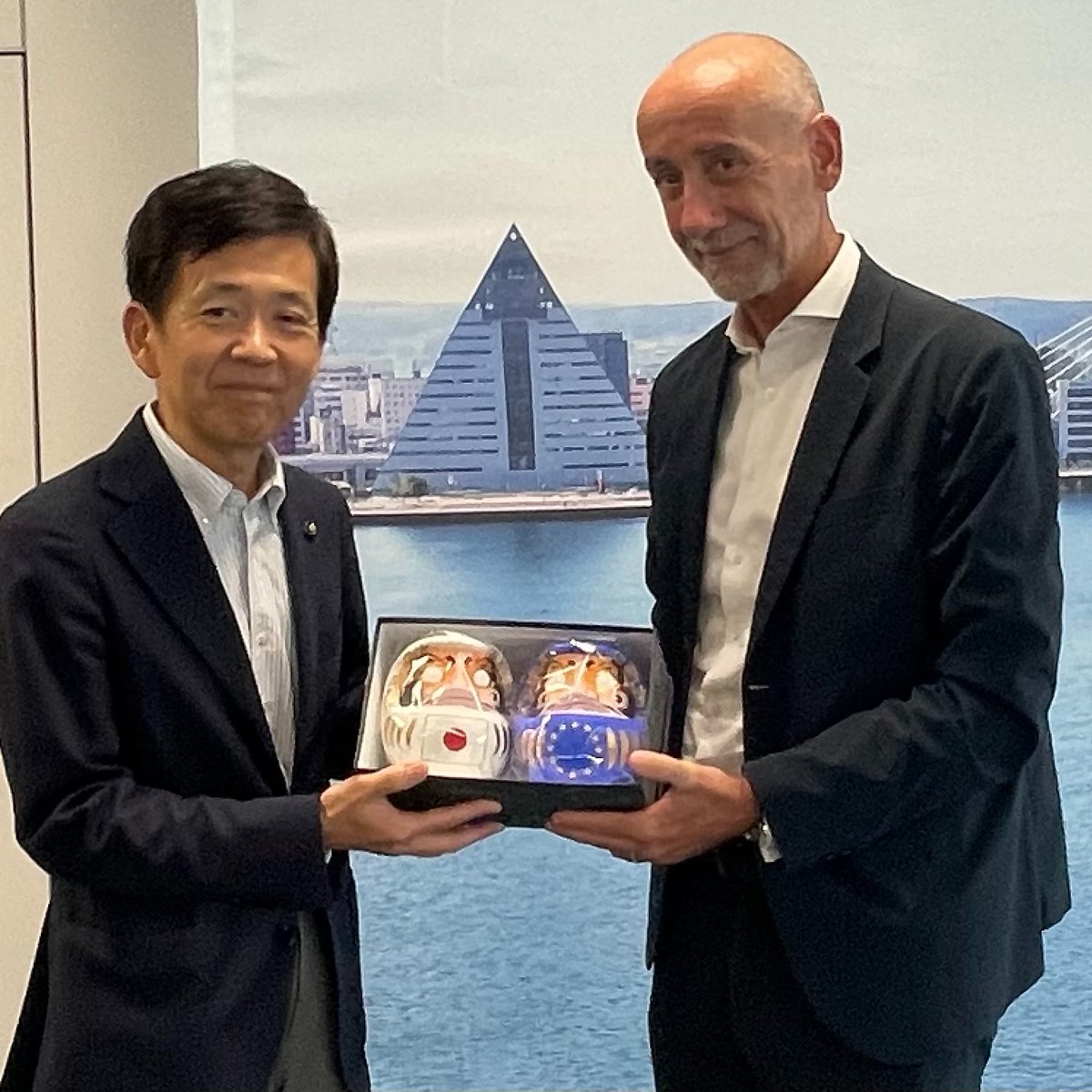 EUinJapan's tweet image. パケ #EU 大使は21日、青森県を訪れ、宮下知事、西青森市長それぞれと会談したほか、量子科学技術研究開発機構（#QST）の #六ヶ所研究所 を視察。EUと日本の研究者が協力し、人類の未来のために #核融合 エネルギーに関するプロジェクトに取り組んでいる
 🇪🇺🇯🇵⚛️#EUinJapan