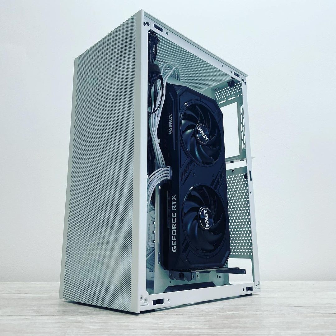 Palit_Japan's tweet photo. PalitのGeForce RTX 4070 Dualです。そう、縦置きにすればここまでコンパクトなのっ!!
📸 IG crazytechlab
https://t.co/CEB4I6BLCg
#Palit #PalitGeForce #Nvidia #RTX4070 #Dual #miniitx #miniitxcase #pcbuild #whitepc #custompc https://t.co/Q9wkObBAiG