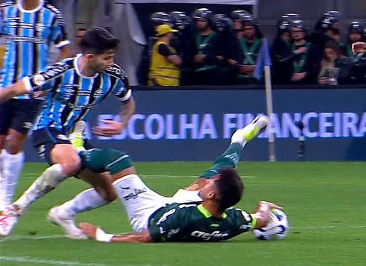 centralfbpaG's tweet photo. Nesta foto temos o jogador que foi expulso no jogo de hoje. 

E não foi o de verde.

E mesmo assim tão falando que foram roubados KKKKKKKKKKKKKKKKKKKKKKKKKKKKKKKKKKK https://t.co/8ZgMWf1fyL