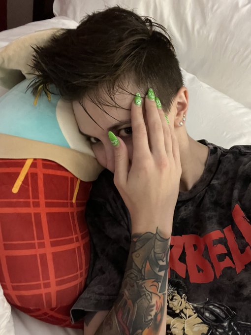 in need of a hand tattoo https://t.co/G70aFI9mbG