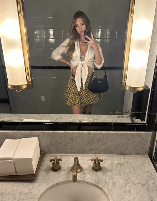 Going to pretend I&rsquo;m a good girl for My last night in New York 😇 https://t.co/sShWzn7Xic