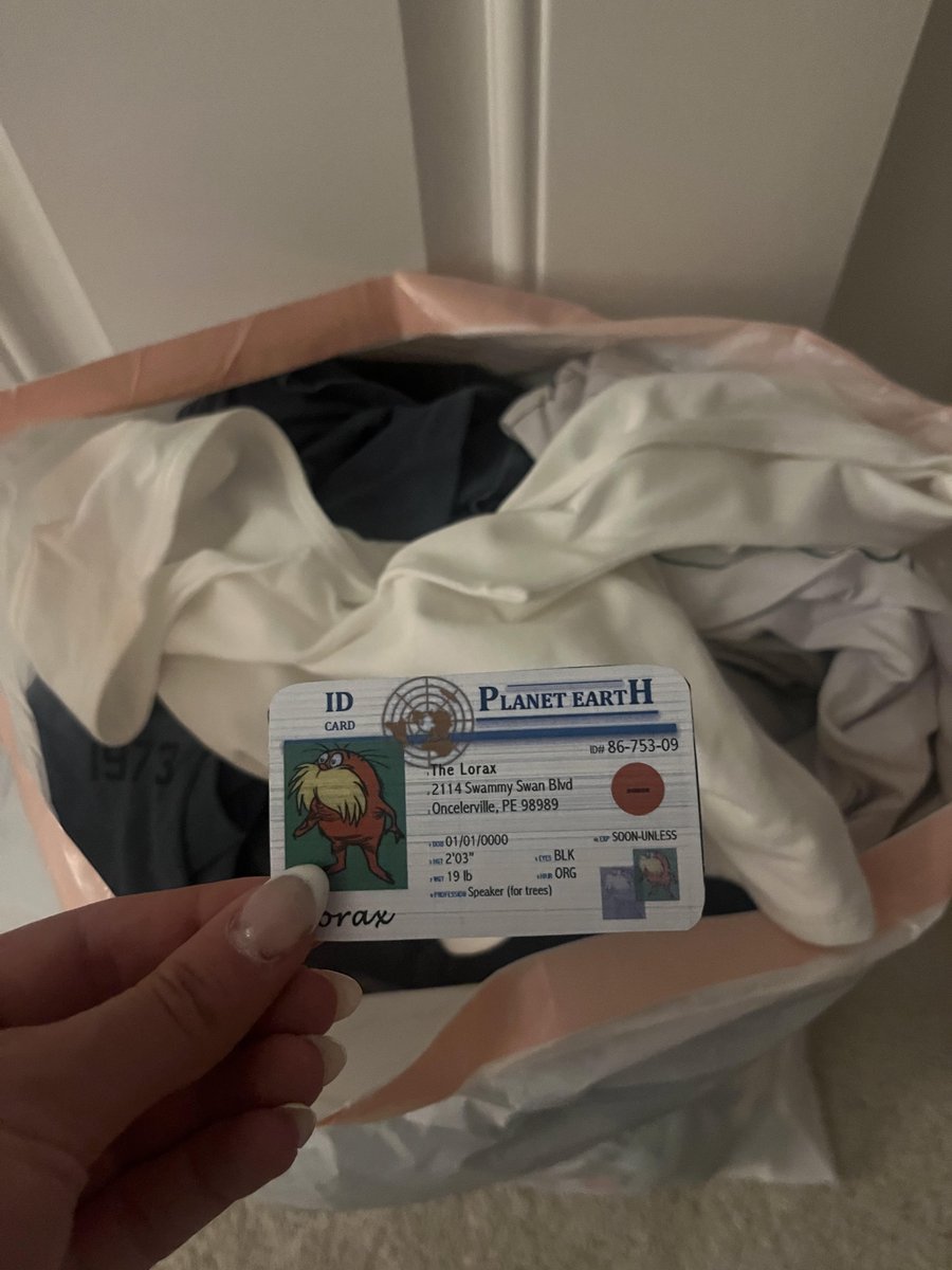 Kaitlyn_Marking's tweet photo. Donating my old clothes to reduce waste so they can be worn again by other people. This helps to limit the use of natural gas (limited resource) to run the textile machines which then push greenhouse gas emissions into the atmosphere. @franklinlorax
#apesintro #apesenergy https://t.co/4Ezv1Hb3Ja