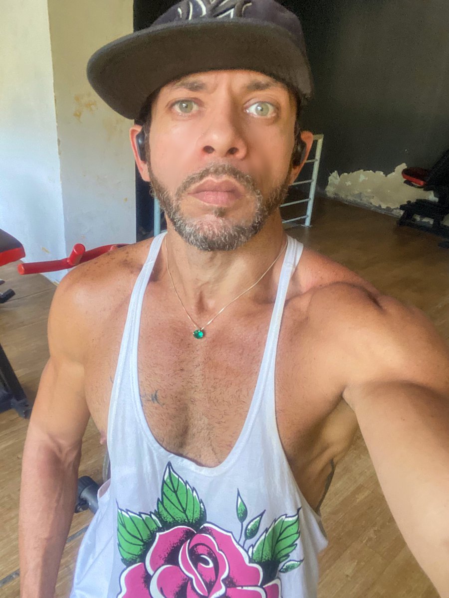 MooreRodrigo's tweet photo. CONTINUE BATALHANDO! TUDO QUE VOCÊ MERECE VíRA NO TEMPO CERTO .❤️✌🏻#menstyle #barbudo #NewProfilePic #newphoto #newpost #atualizandofeed  #model #modelstylefashion #boyestiloso #instamodel #styleboyz #barbudo #instaboy #gay #muscle #fitness  #pic  #fitnessmodel https://t.co/EF6S2IAT8K