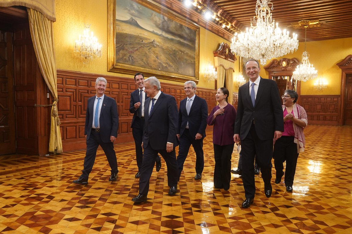 Nos reunimos con Mark Schneider, director ejecutivo global de Nestlé, responsable de la formación de jóvenes a nivel mundial; también con Laurent Freixe, vicepresidente ejecutivo y director ejecutivo de Nestlé Latinoamérica; Fausto Costa, presidente ejecutivo y presidente del