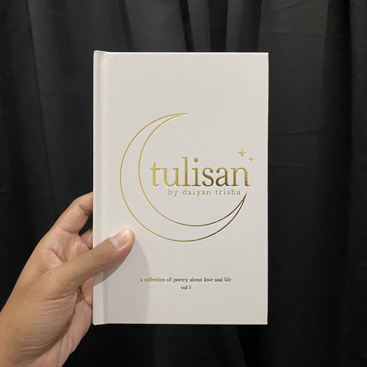 ikmalif's tweet photo. Btw, ni buku Tulisan by Daiyan Trisha. Kalau korang nak, korang boleh pre-order yg soft cover punya https://t.co/G2gkPwB2ah https://t.co/jHBhRgB0YA
