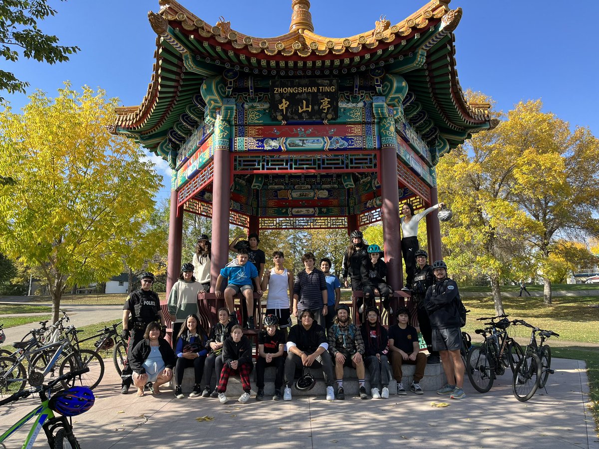 AronKnudsen's tweet photo. @StoonPubSchools A big thank you to Heather and Trent from @SaskatoonPolice bike patrol unit who met with the BRC Waskawiwin Land-Based Learning class. We learned bike safety, bylaws, and about their career paths. Then we enjoyed a class bike ride to the weir. 12km biked today. https://t.co/0fTRJu4U6D