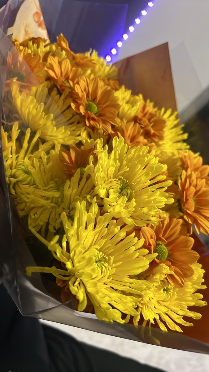Mi hermanito me sorprendió con esto, no pensé que recibiría flores amarillas hoy🥹💛