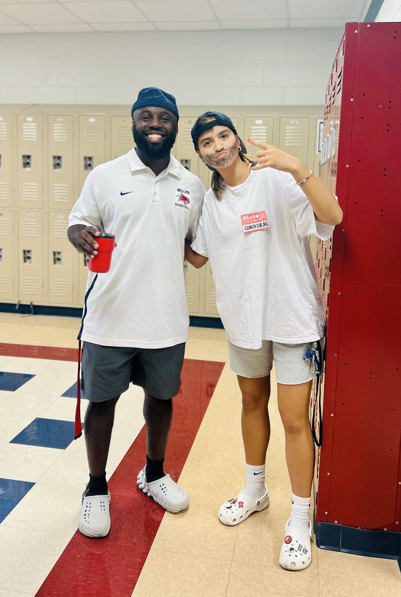 BerryMiller_JH's tweet image. Day 3 of @DawsonHighSchl #SpiritWeek was #TwinDay! So, so much fun! Pairs were popping up like #poptarts! 🤣  ❤️💙🐾👯‍♀️ #Believe #WeAreMiller