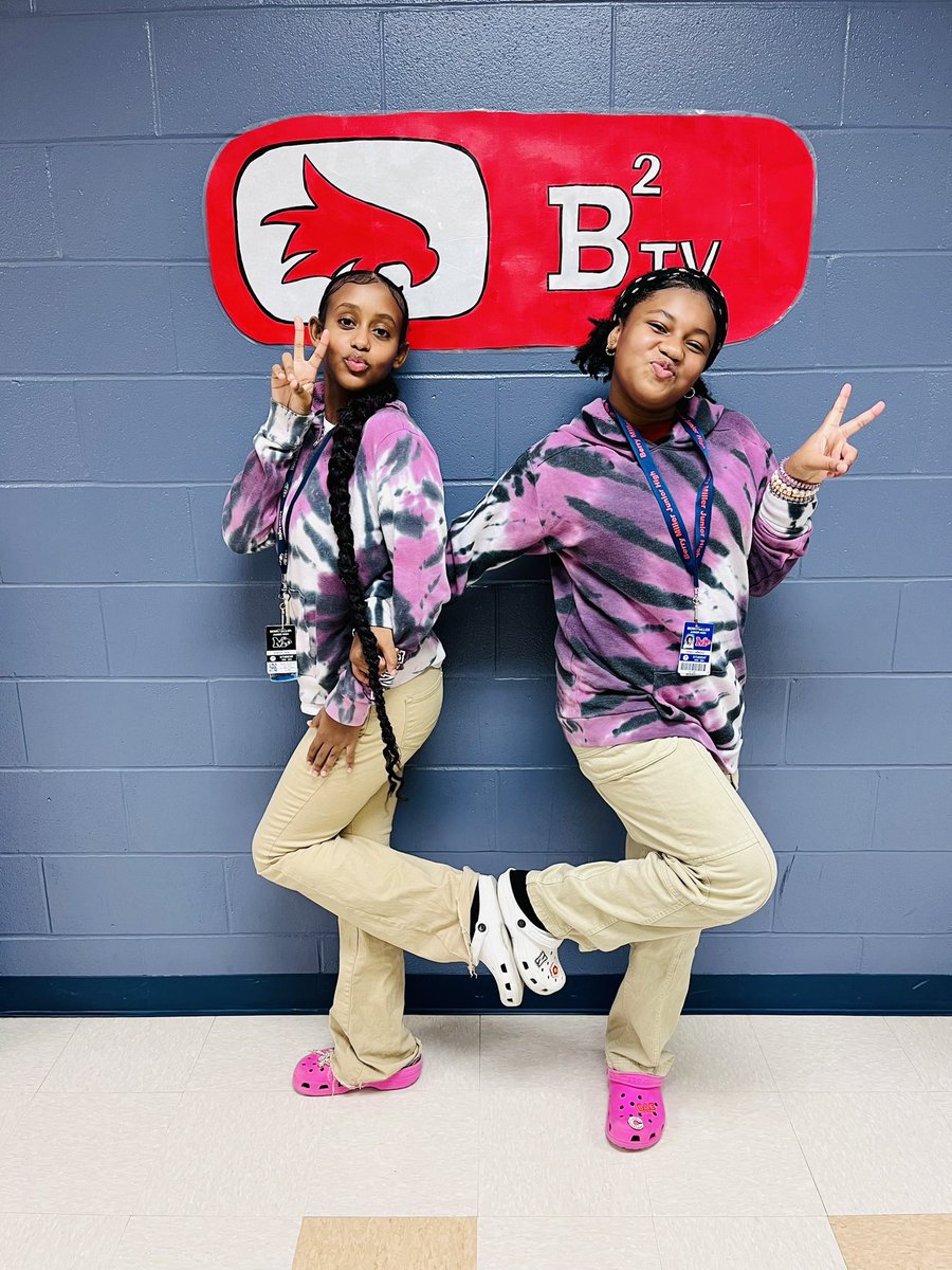 BerryMiller_JH's tweet image. Day 3 of @DawsonHighSchl #SpiritWeek was #TwinDay! So, so much fun! Pairs were popping up like #poptarts! 🤣  ❤️💙🐾👯‍♀️ #Believe #WeAreMiller