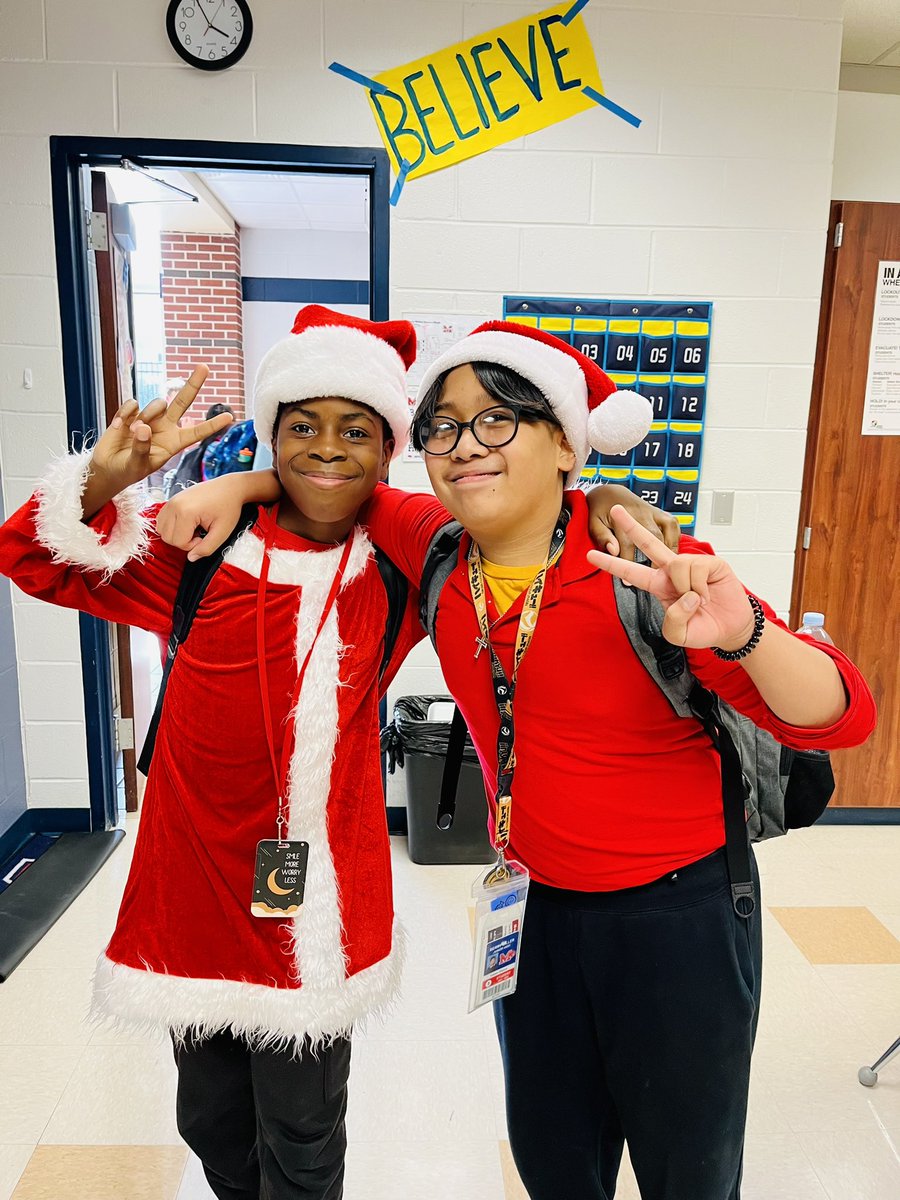 BerryMiller_JH's tweet image. Day 3 of @DawsonHighSchl #SpiritWeek was #TwinDay! So, so much fun! Pairs were popping up like #poptarts! 🤣  ❤️💙🐾👯‍♀️ #Believe #WeAreMiller