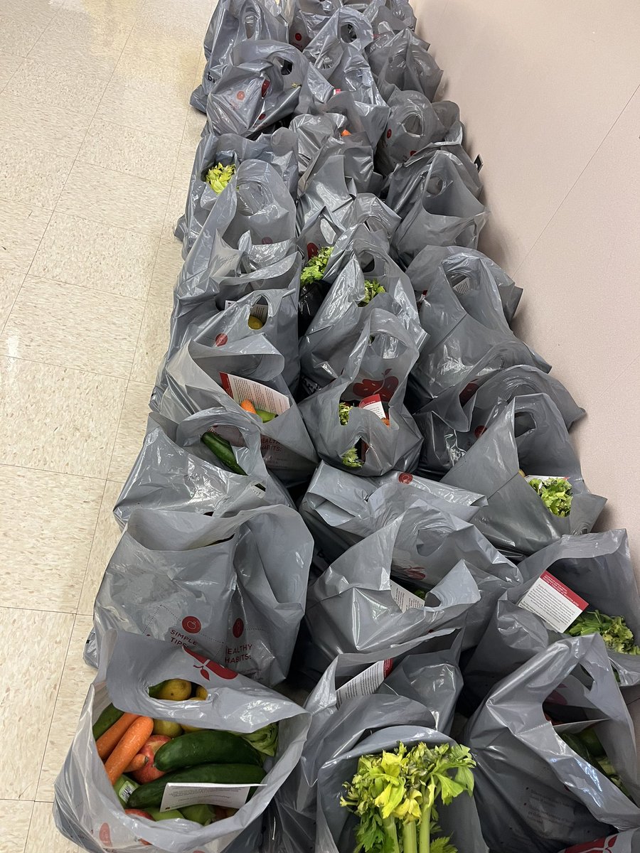 ♥️A special thank you to @BrighterBites, Ms. Trevino @HISD_Wraparound Specialist , and parent volunteers for making our first produce distribution a success. The better we nourish, the brighter we flourish! 🍉🍅🥒🥕🍎 @HISD_Crespo #PantherProud