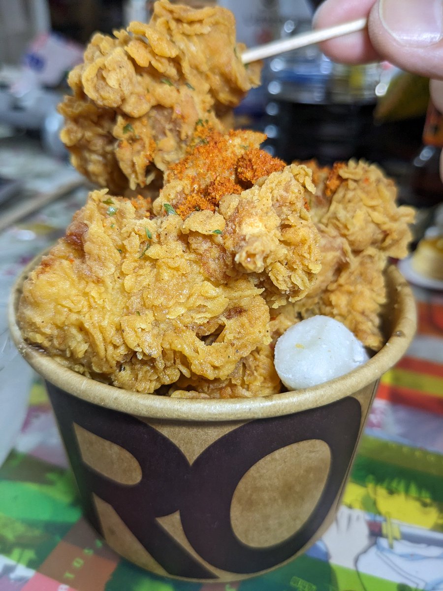 asuparapon's tweet photo. こんにちは😊曇ってジメジメしてます😐
フラフラと #フレスポ稲毛 にある韓国食品店 #SSMART でオリジナルチキンをテイクアウト!カリッとサクサク🍗白い物は揚げているトックです✨
初めての食感でした🙂チキンもとても美味しかったです😋
今度は違う物食べてみよ🙌
#千葉市稲毛区 https://t.co/OY7EZ0Q0VJ