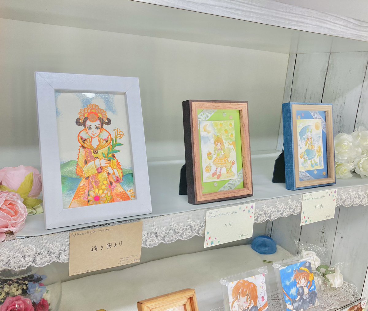 kamakuramona's tweet photo. 皆様こんにちは☺️
本日も鎌倉MONAでは秋のミニミニ原画展を開催しています✨
残り3日となりました。最後までよろしくお願い致します。����

通販は以下の公式サイトにて対応しています。
↓
https://t.co/P2gCbH8s8o

#絵描きさんとつながりたい
#イラスト好きさんと繋がりたい https://t.co/UylO2jGaG4