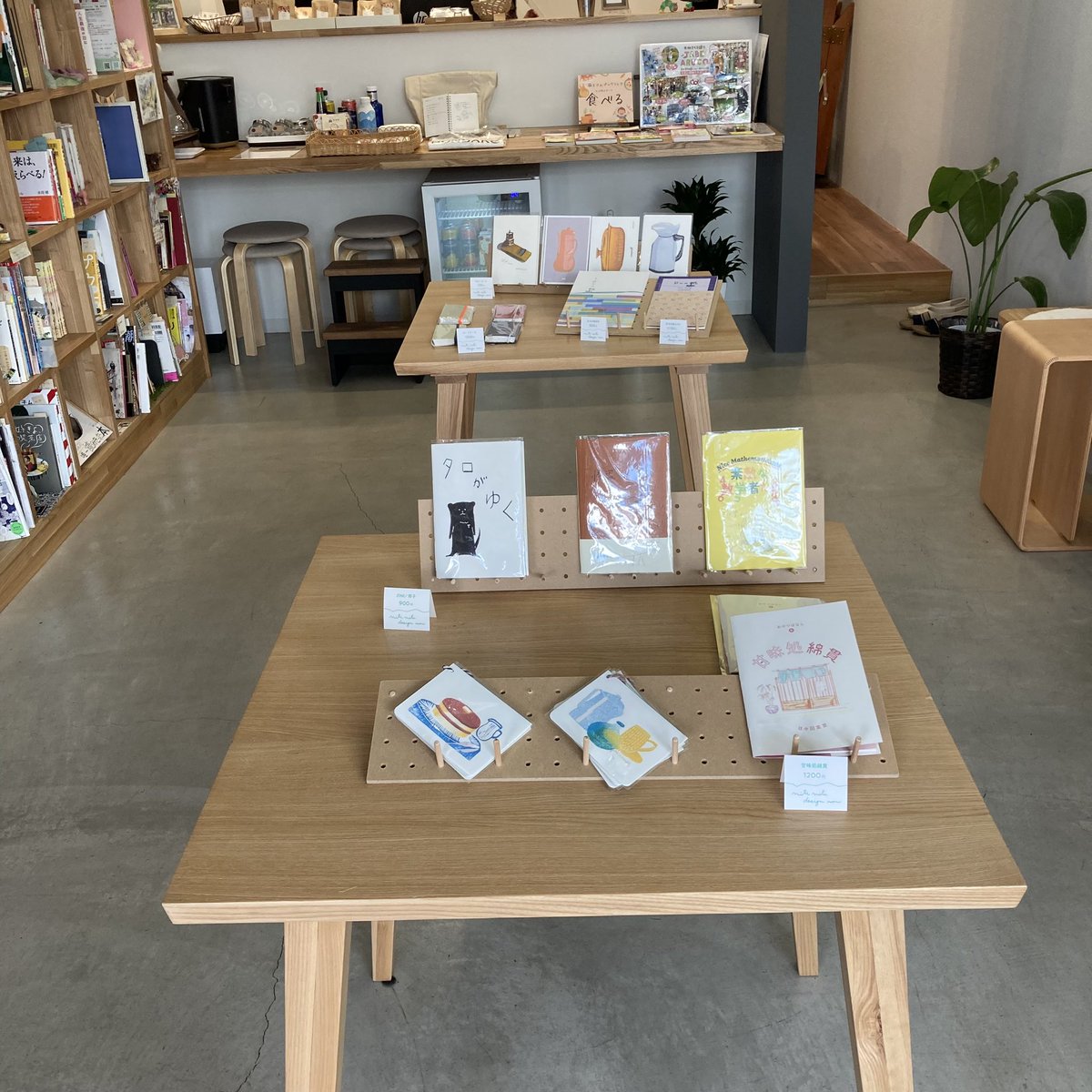 hibi_d_room's tweet photo. 無事にSTOREDAY始まりましたー!
お店番してますので、
お時間がございましたら遊びに来てください☺️
#STOREDAY #parksidebooks
#お待ちしてます https://t.co/ZCxgvscGsQ