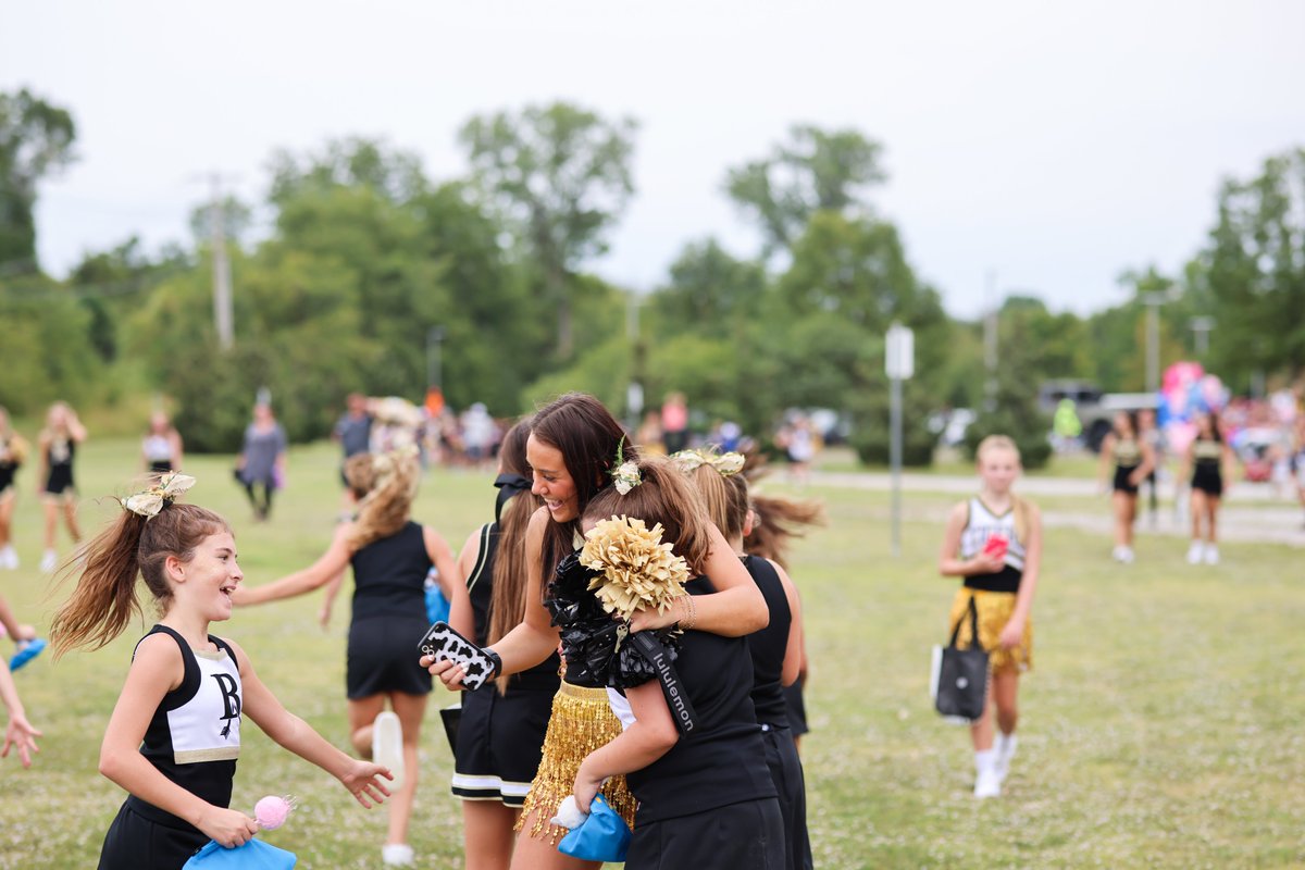 BASchools's tweet photo. Did you enjoy our annual homecoming parade last night? What a great tradition! We ❤ our community!
#ThisIsHomeBA #brokenarrow #BelieveInBA https://t.co/XmIFkUHmCn