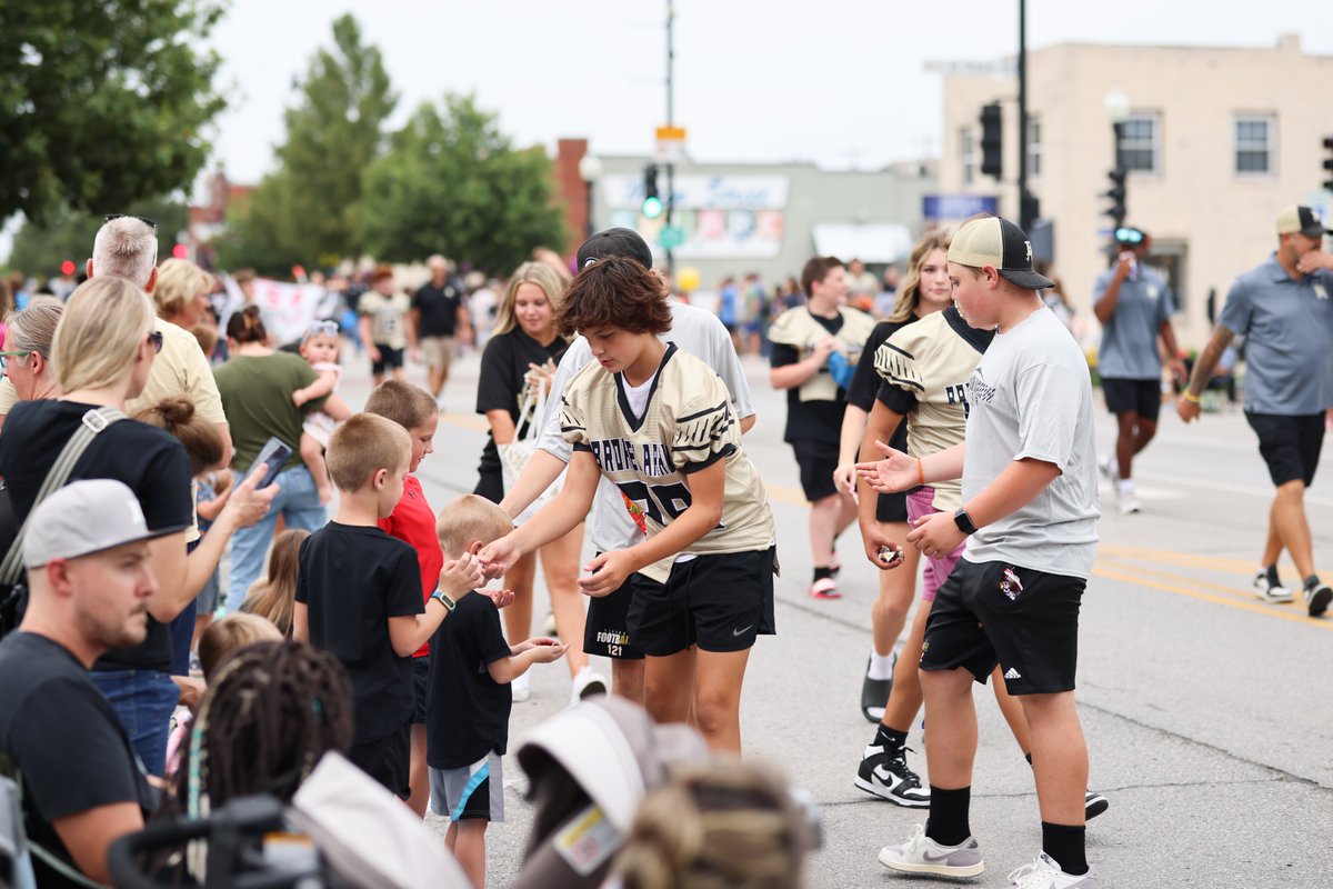 BASchools's tweet photo. Did you enjoy our annual homecoming parade last night? What a great tradition! We ❤ our community!
#ThisIsHomeBA #brokenarrow #BelieveInBA https://t.co/XmIFkUHmCn