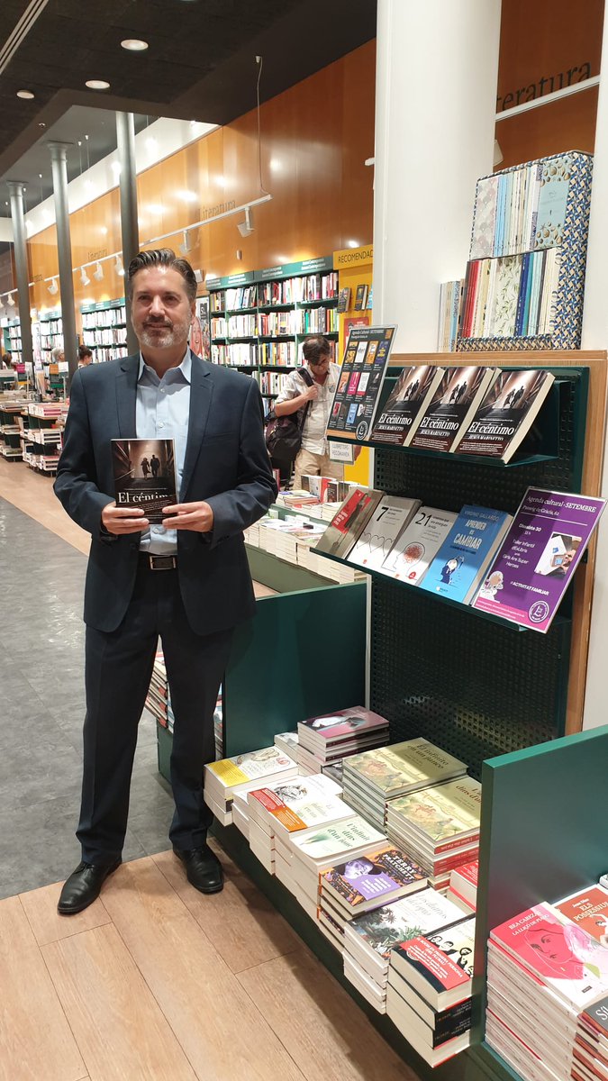 Gracias a <a href="/casadellibro/">Casa del Libro</a> por la organización y el cuidado con la promoción de mi novela. Gracias a <a href="/EdicionesCarena/">Ediciones Carena</a> y a José Membrive por la introducción del evento. Y gracias a Francesc Rovira Llacuna por la presentación de la novela.