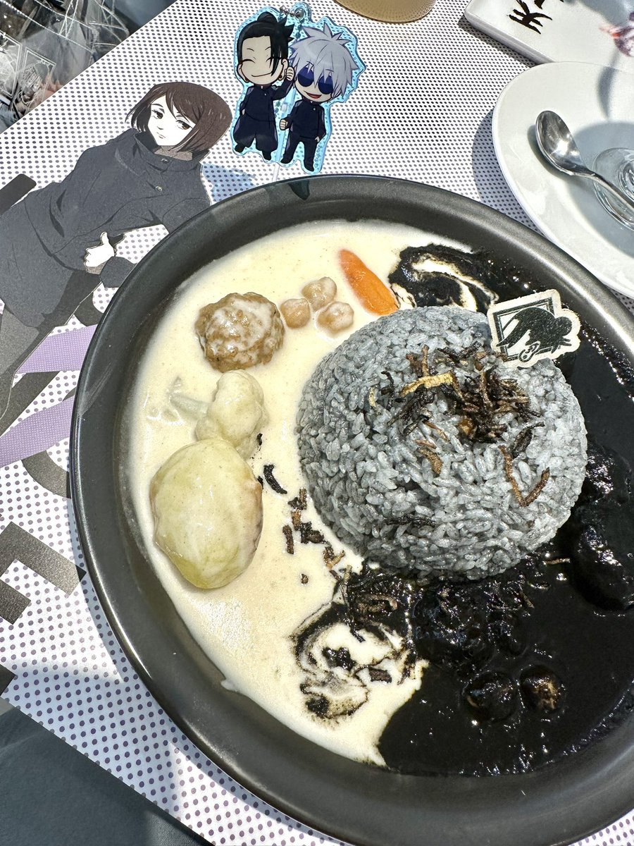 KSatuki0128's tweet photo. 遂に待ちに待った呪術廻戦カフェ！！
予約特典もドリンク特典も、なんだったらアクスタもごじょ先当たって嬉しい☺️
次はルクアの展示会だ！！！ https://t.co/NSGpARqKNY