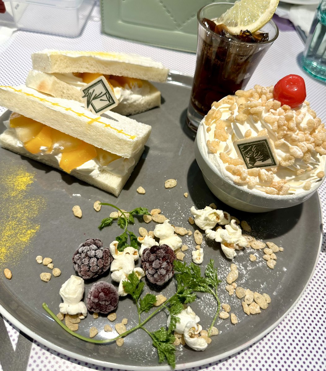 KSatuki0128's tweet photo. 遂に待ちに待った呪術廻戦カフェ！！
予約特典もドリンク特典も、なんだったらアクスタもごじょ先当たって嬉しい☺️
次はルクアの展示会だ！！！ https://t.co/NSGpARqKNY