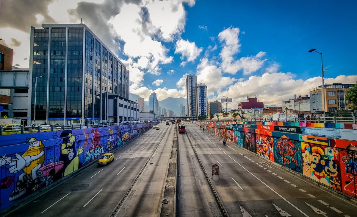 ClaudiaLopez's tweet photo. Termina gran #diasincarro en Bogotá!
+4.3 millones de validaciones en @TransMilenio, +7% que en un día hábil; 89% de ocupación en taxis, y +1millón 200mil ciclistas rodando por los +600 Km de ciclorutas y en @tembici_co.
Cero fatalidades y cerca de 1.000 comparendos impuestos.
Gran jornada!
GRACIAS BOGOTÁ!
