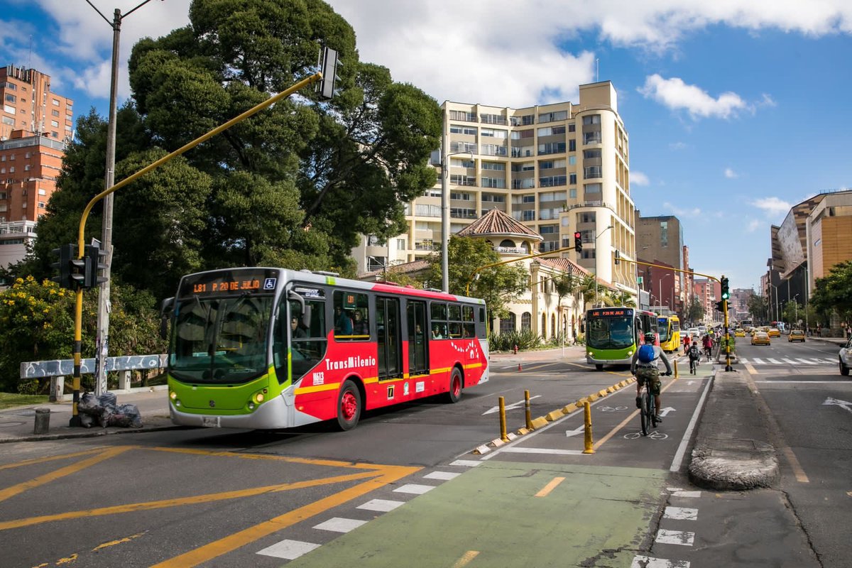 ClaudiaLopez's tweet photo. Termina gran #diasincarro en Bogotá!
+4.3 millones de validaciones en @TransMilenio, +7% que en un día hábil; 89% de ocupación en taxis, y +1millón 200mil ciclistas rodando por los +600 Km de ciclorutas y en @tembici_co.
Cero fatalidades y cerca de 1.000 comparendos impuestos.
Gran jornada!
GRACIAS BOGOTÁ!