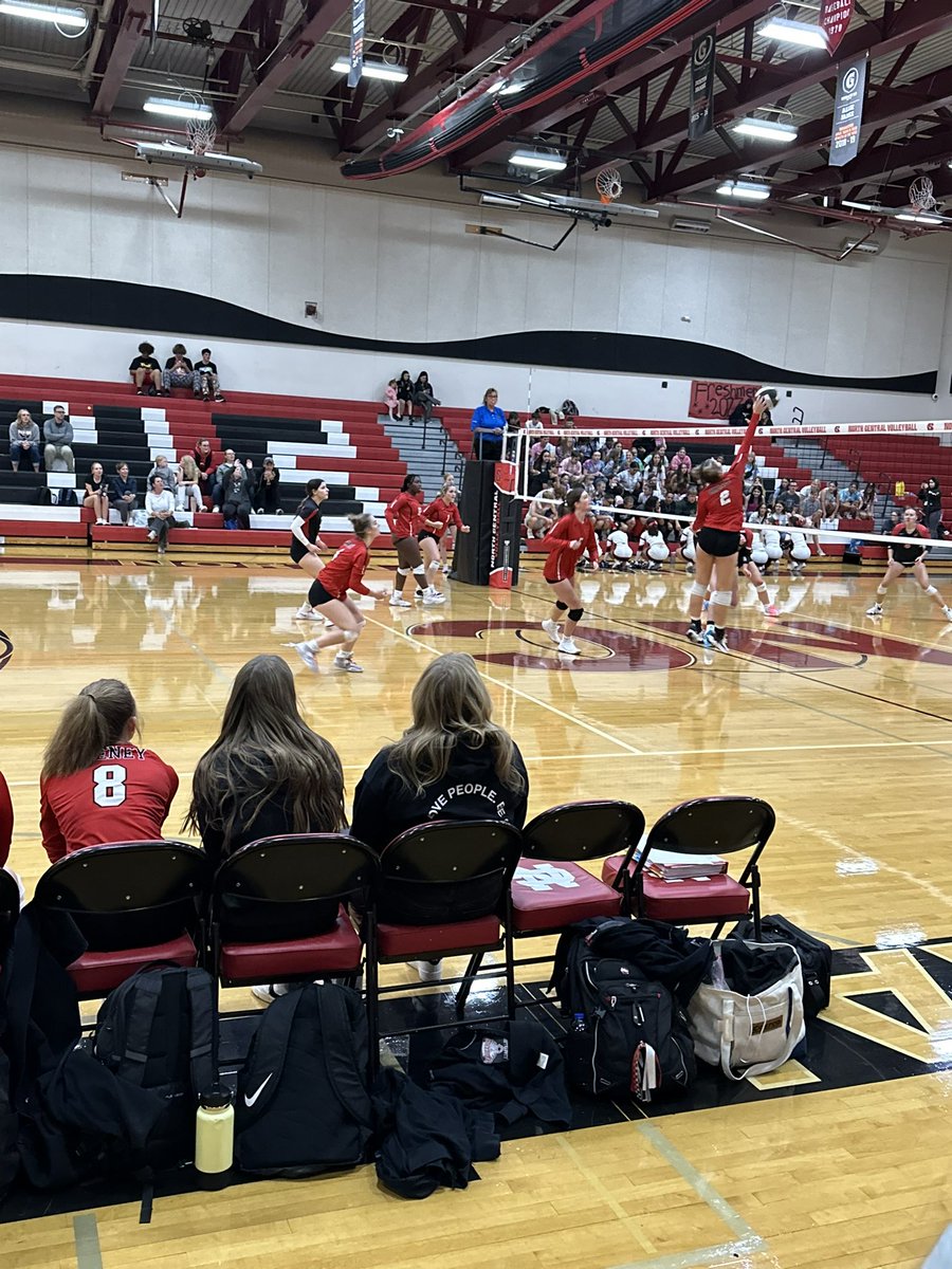 BlackhawksChs's tweet image. Varsity Volleyball won today 3-1 at North Central! Way to finish! 🏐 #anotherwin  #theblackhawkway 

25-18
25-23
16-25
25-15
