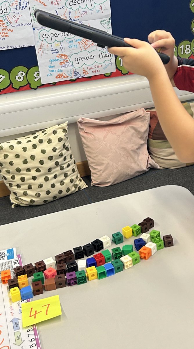thurlowleanne's tweet image. Our G2s are using arrays to hunt for patterns. We made decisions about the number of columns/rows &amp;amp; that helped us to see different patterns. We found even/odd numbers, connections with place value and skip counting as well as 5 is half of 10! #saisrocks #pypmath