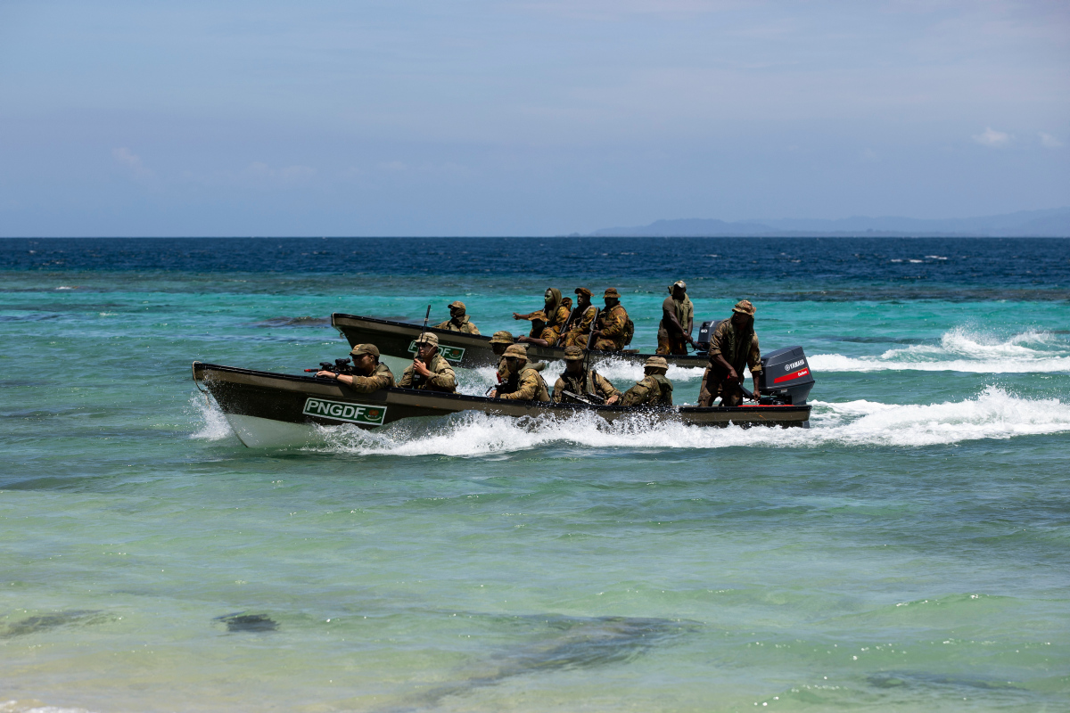 AustralianArmy's tweet image. #AusArmy soldiers from 3 RAR conducted a combined arms assault serial with the Papua New Guinea Defence Force on Exercise Wantok Warrior 💥 The exercise is part of Olgeta Warrior, a series of annual training activities in PNG 🇦🇺 🇵🇬 

#OurPartners #PNGDF
