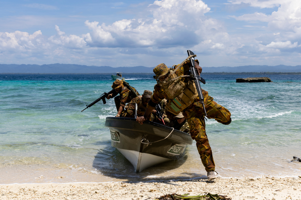 AustralianArmy's tweet image. #AusArmy soldiers from 3 RAR conducted a combined arms assault serial with the Papua New Guinea Defence Force on Exercise Wantok Warrior 💥 The exercise is part of Olgeta Warrior, a series of annual training activities in PNG 🇦🇺 🇵🇬 

#OurPartners #PNGDF