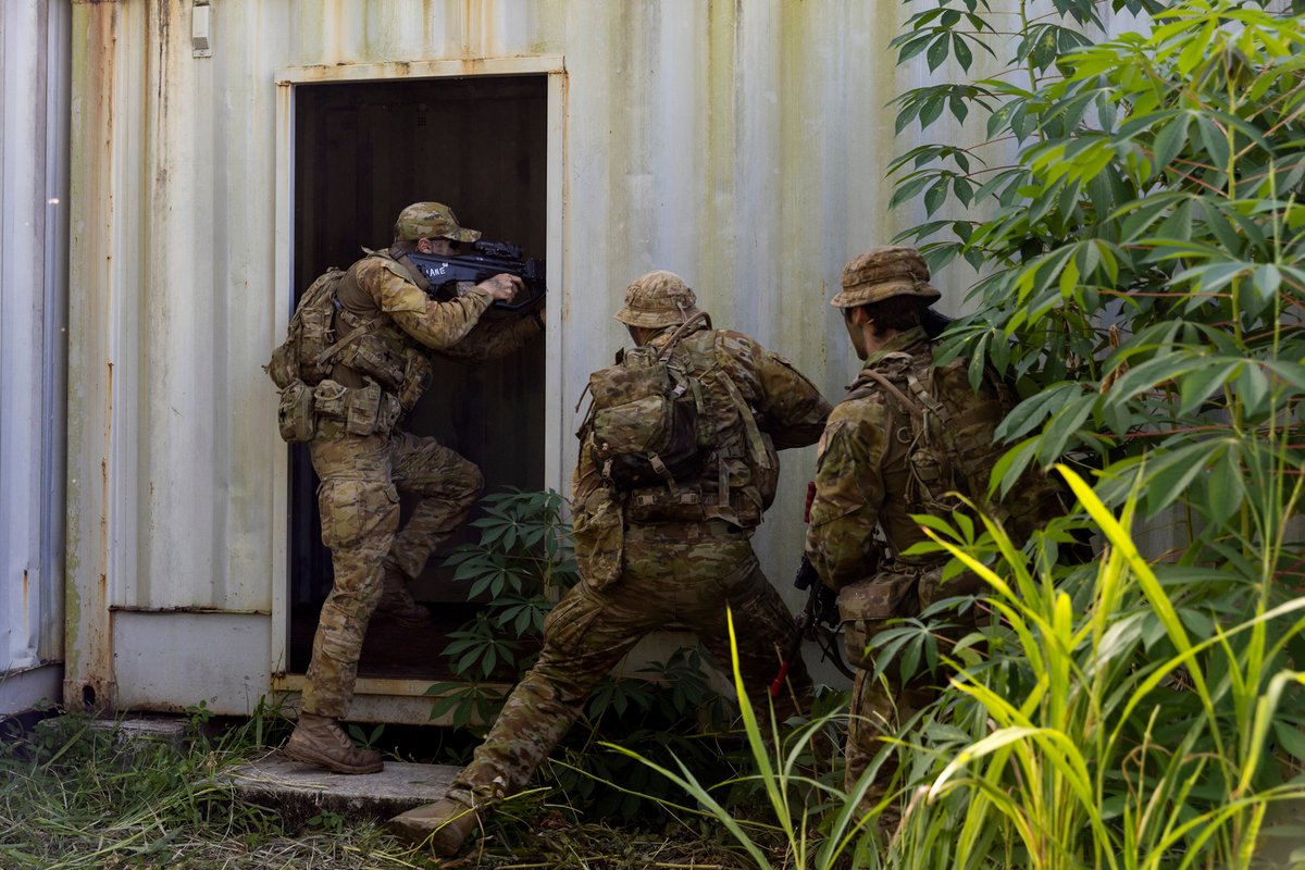 AustralianArmy's tweet image. #AusArmy soldiers from 3 RAR conducted a combined arms assault serial with the Papua New Guinea Defence Force on Exercise Wantok Warrior 💥 The exercise is part of Olgeta Warrior, a series of annual training activities in PNG 🇦🇺 🇵🇬 

#OurPartners #PNGDF