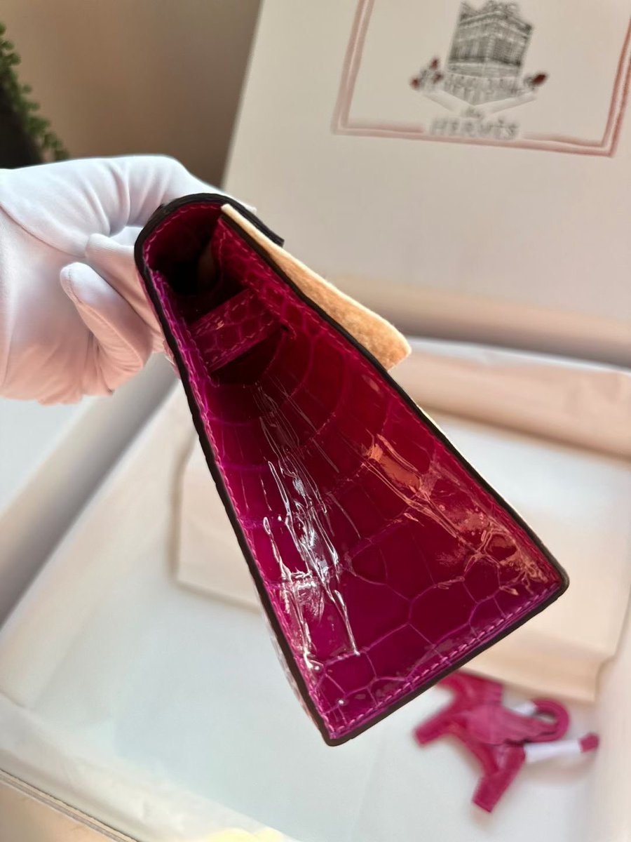 Exotic_Lin's tweet photo. In stock!!

Kelly Pochette 22cm mini kelly

Alligator bright square ◾️

Arabian Nights Purple https://t.co/UqbGJw7NnV