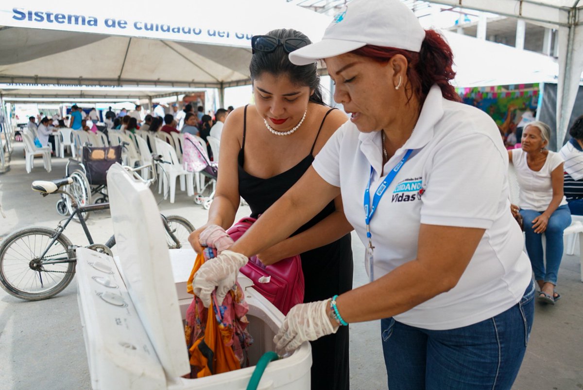 DEECO_Guayas's tweet image. #CuidandoVidas ❤ atendió a las cuidadoras del cantón #SantaLucía 
Con los servicios de bienestar para las familias guayasenses 
Contamos con la visita del alcalde Ubaldo Urquizo, @PrefGuayas 
@marcelaguinaga 
#GuayasSeMueve al cuidado