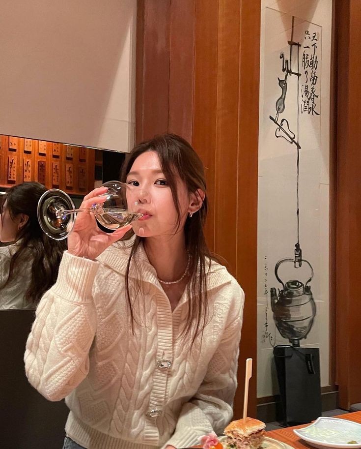 se isso passar por sua tml, complete.

Apelido: Ji, Jiji
Idade: 26
Sexualidade: hetero
Status: solteira encalhada
Cor fav: lilás 
Comida fav: sushi
Bebida fav: coca zero
Filme/série fav: crepúsculo e peaky blinders
Tattoo: n tenho 
Piercing: 2