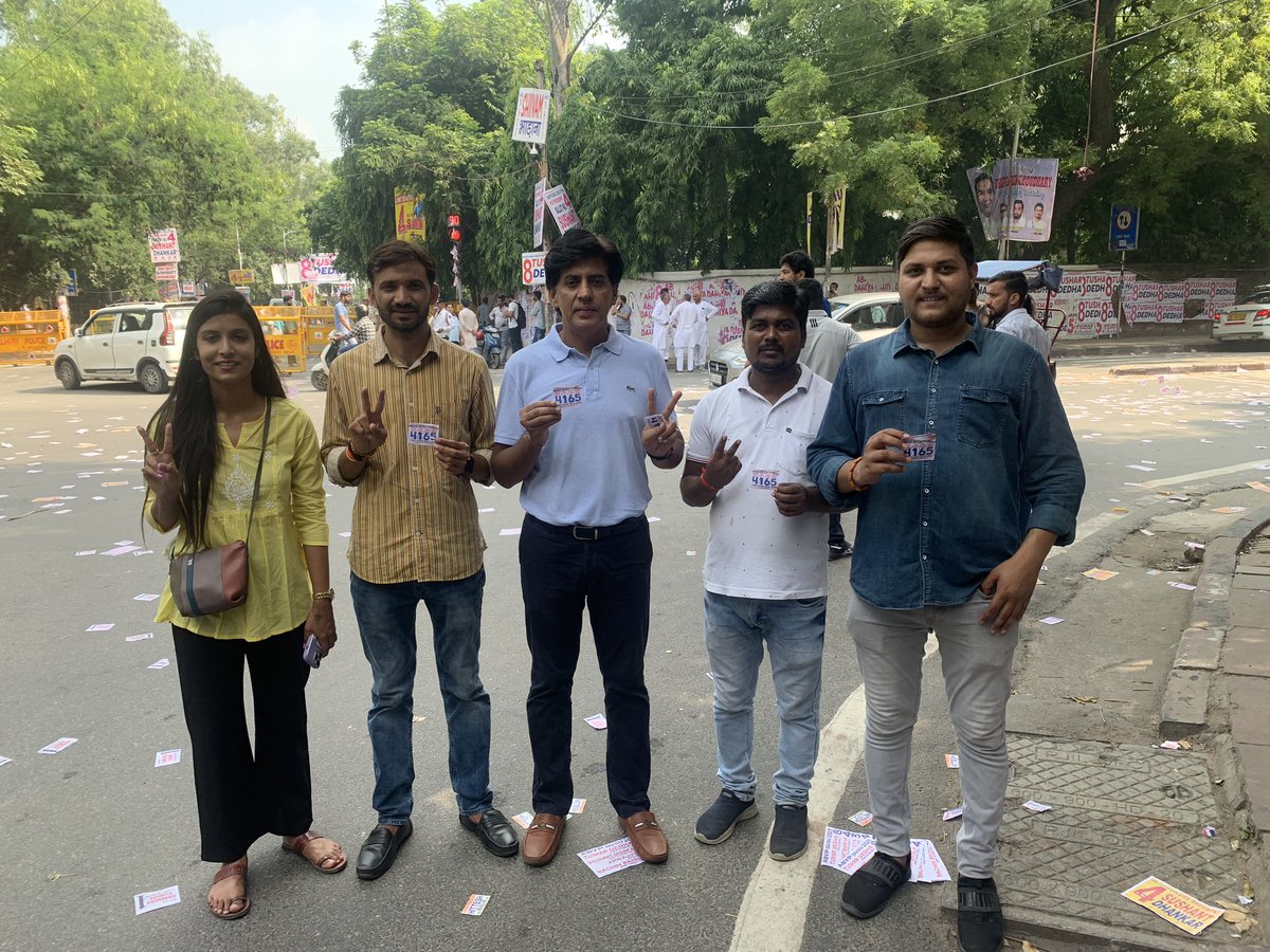 ashokbasoya's tweet photo. @ क्रांति चौक , नॉर्थ कैंपस 👍👍
आपका एक वोट दिल्ली विश्वविद्यालय की तक़दीर और तस्वीर बदल सकता है।@ArvinderLovely @Neerajkundan
#Vote4nsui #DUSU4165 #DUSUElection #StudentVsSarkar #NSUI #DUSU #DUSupportsNSUI https://t.co/Wc6hlZBT3l