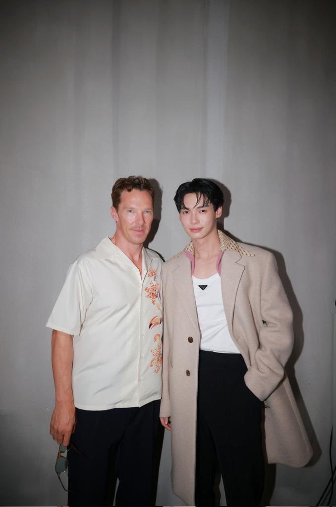 KoreanUpdates's tweet photo. Our Thai Son Win Metawin took a photo with #TWICE #Sana and Benedict Cumberbatch, also spotted seating in the same row as #ENHYPEN at the Prada SS24 Show!

#PradaSS24 #PradaSS24xWin #SANAinITALY #WinMetawin #ENHYPENonPradaSS24 https://t.co/AWY5hfUkrr