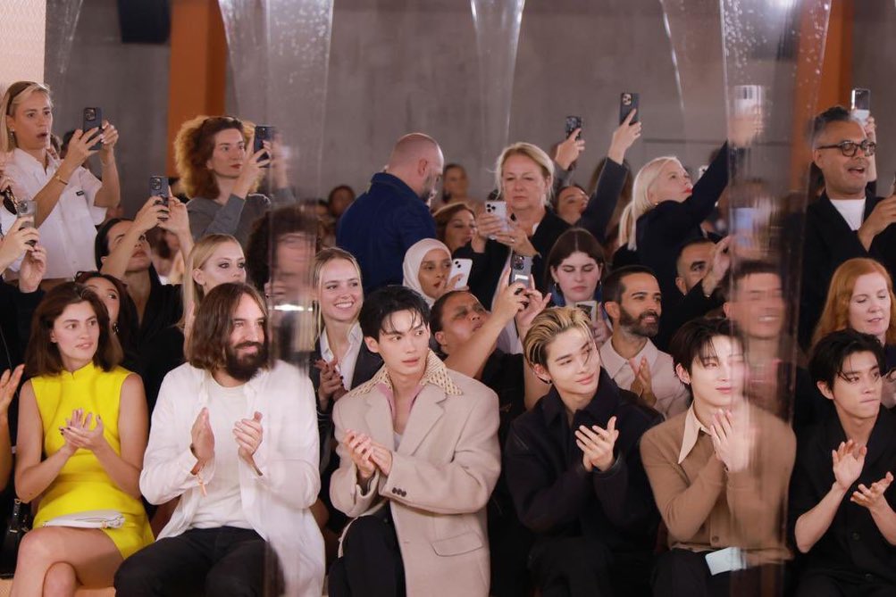 KoreanUpdates's tweet photo. Our Thai Son Win Metawin took a photo with #TWICE #Sana and Benedict Cumberbatch, also spotted seating in the same row as #ENHYPEN at the Prada SS24 Show!

#PradaSS24 #PradaSS24xWin #SANAinITALY #WinMetawin #ENHYPENonPradaSS24 https://t.co/AWY5hfUkrr