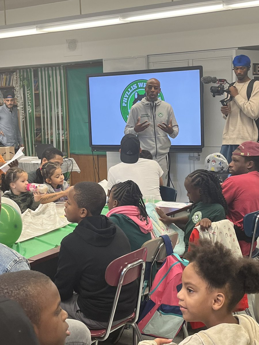 AtaraBoker's tweet photo. Super exciting to see all the Dads that showed up @19K328. So inspiring !! Dads loved taking pictures with their children. 
@NYCDistrict19 
@TamraCollinsD19 @SpenceIreneK https://t.co/zen4bcboVJ