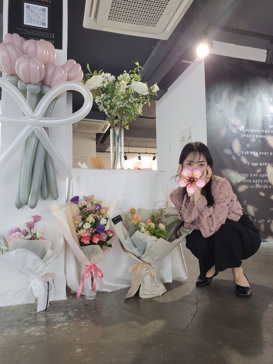 오늘은 1시 오픈했어요❣️
꽃다발 사랑가득한 전시장
꽃인척?🤣🤣하는 제가
8시까지 있답니다💕
《Re.J 2nd 개인전 -My Playlist 》
🔸️9.16(토)~ 9.30(토)
🔸️대전아리아 갤러리

#성심당투어 #대전여행 #대전전시회 #illustration #art #성심당