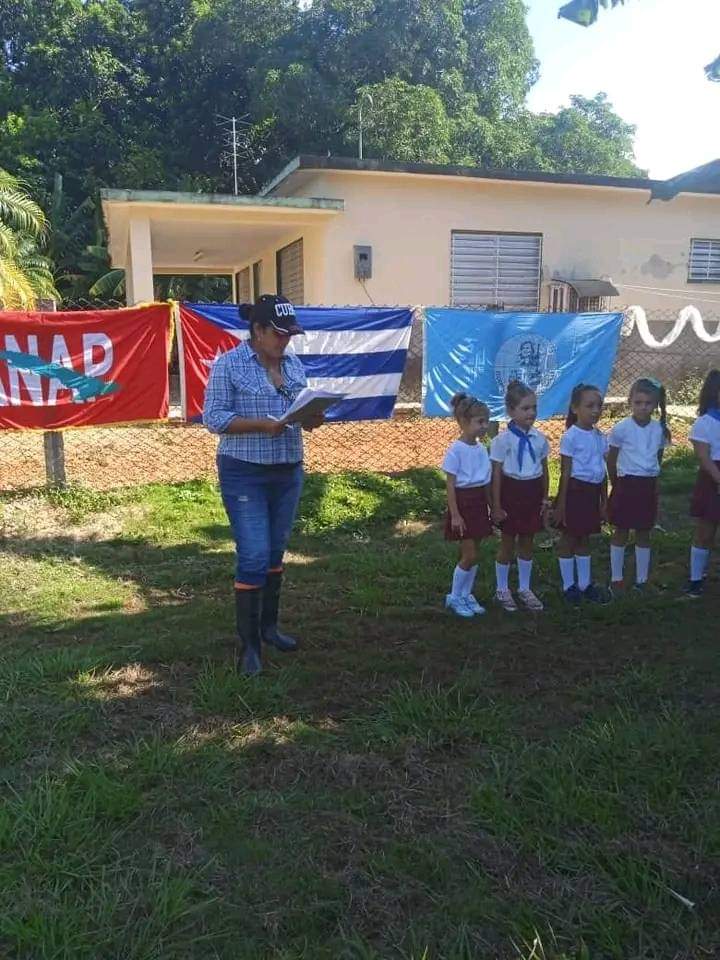 En la comunidad campesina  de Zayas en #PedroBetancourtEnVictoria se efectuó el acto municipal en saludo al 65 Aniversario del Congreso Campesino en Armas, donde se estimularon las organizaciones de base más destacadas. 
#ANAPCuba 
#MatancerosEnVictoria