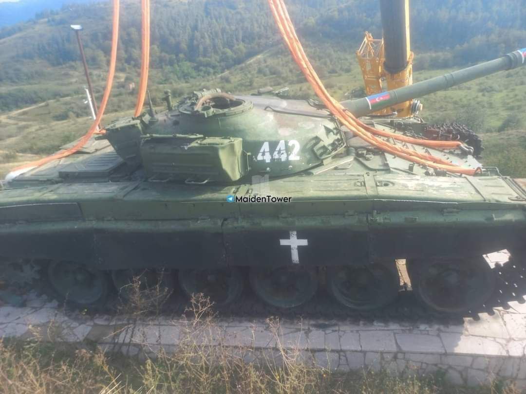 LemannZadee's tweet photo. Albertin 1992 ci ildə vurduğu tank Xankəndi-Şuşa yolundan götürülür

Əmircanlı balası, Bakılımız, Allah sənə rəhmət eləsin 🤲🏻🇦🇿 https://t.co/GeluOGG7Kj