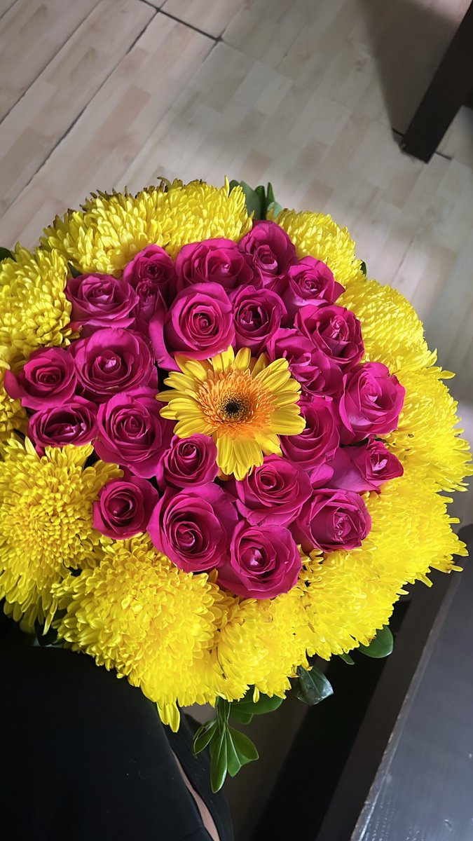 nashellyaf's tweet image. Nunca faltan las flores amarillas de mi novio 💕