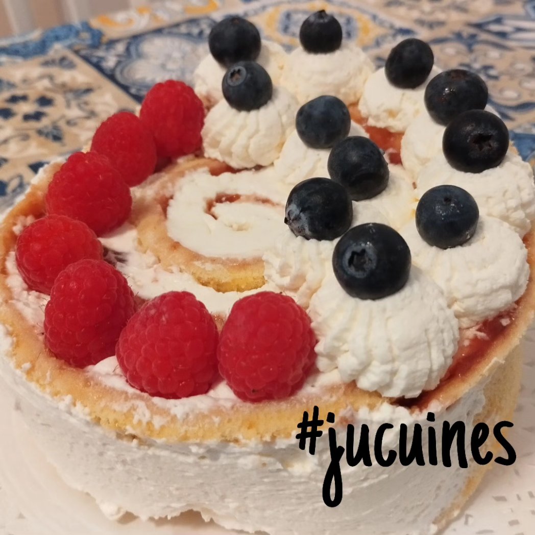 Judithrb's tweet photo. https://t.co/ed0QffQzWE
Avui us proposo aquest pastís deliciós, no massa complicat de fer i que entra pels ulls. La cremositat de la nata, l'alegria de la melmelada i el toc fresc dels gerds i nabius la fan digne d'un pastís d'aniversari o celebració. 
#divendresrecepta https://t.co/VOZ6BzRXYt
