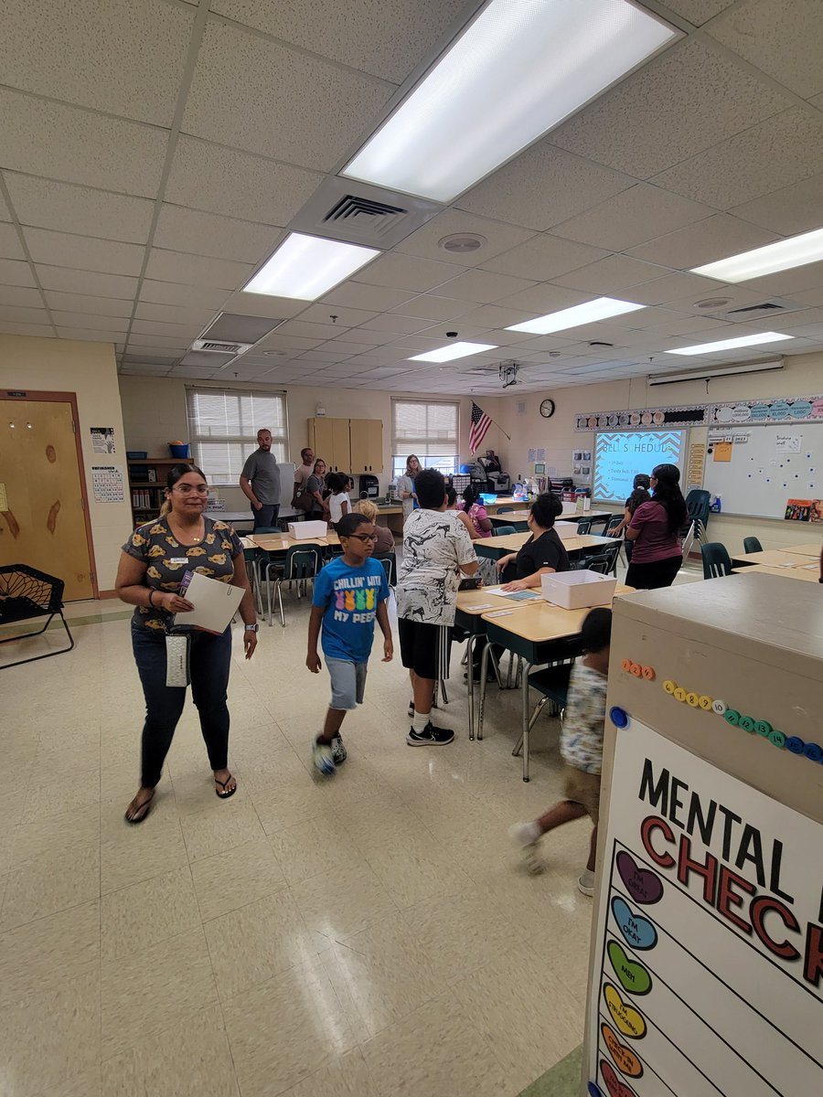 Cahillmomof6's tweet photo. Round 2 with our 3rd - 5th grade teachers and families. What a great night! #PrideIsThePlaceToBe #OnlyAtPride #OneFamily #WatchUsGrow #WeCelebrateTogether #VCSOpenHouse @ahr_ecahr https://t.co/iQqBQ629Nb