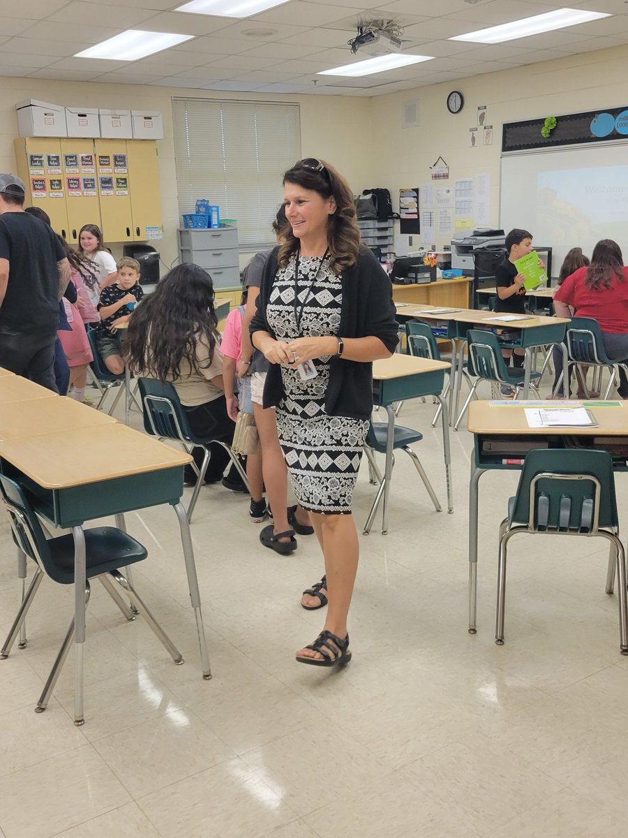 Cahillmomof6's tweet photo. Round 2 with our 3rd - 5th grade teachers and families. What a great night! #PrideIsThePlaceToBe #OnlyAtPride #OneFamily #WatchUsGrow #WeCelebrateTogether #VCSOpenHouse @ahr_ecahr https://t.co/iQqBQ629Nb