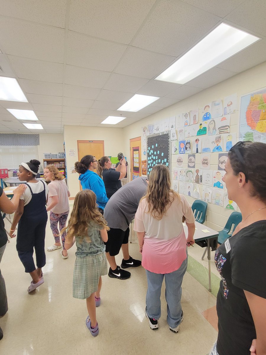 Cahillmomof6's tweet photo. Round 2 with our 3rd - 5th grade teachers and families. What a great night! #PrideIsThePlaceToBe #OnlyAtPride #OneFamily #WatchUsGrow #WeCelebrateTogether #VCSOpenHouse @ahr_ecahr https://t.co/iQqBQ629Nb
