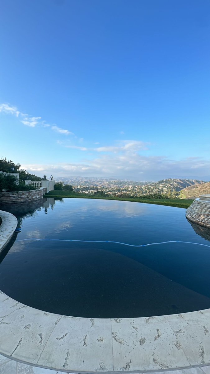 What can $28,750,000 get you in the The Estate at The Oaks? Here you go! 7 Bed 8 Bath 16,850 sqft with a 48185 lot home! Some of the best views in #Calabasas #TheOaks #HiddenHills #LuxuryHomes #Luxury #RealEstate