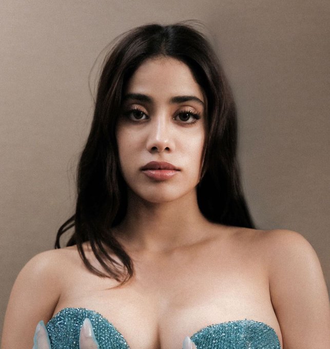 F6mrL1daIAAy-e_?format=jpg&name=small