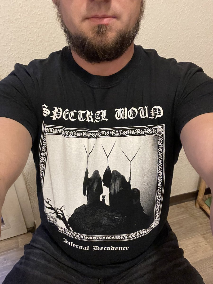 So, eben noch eine rauchen, die letzten Sachen packen und dann geht es ab Richtung Weimar 
Allen einen schönen #bandshirtfriday