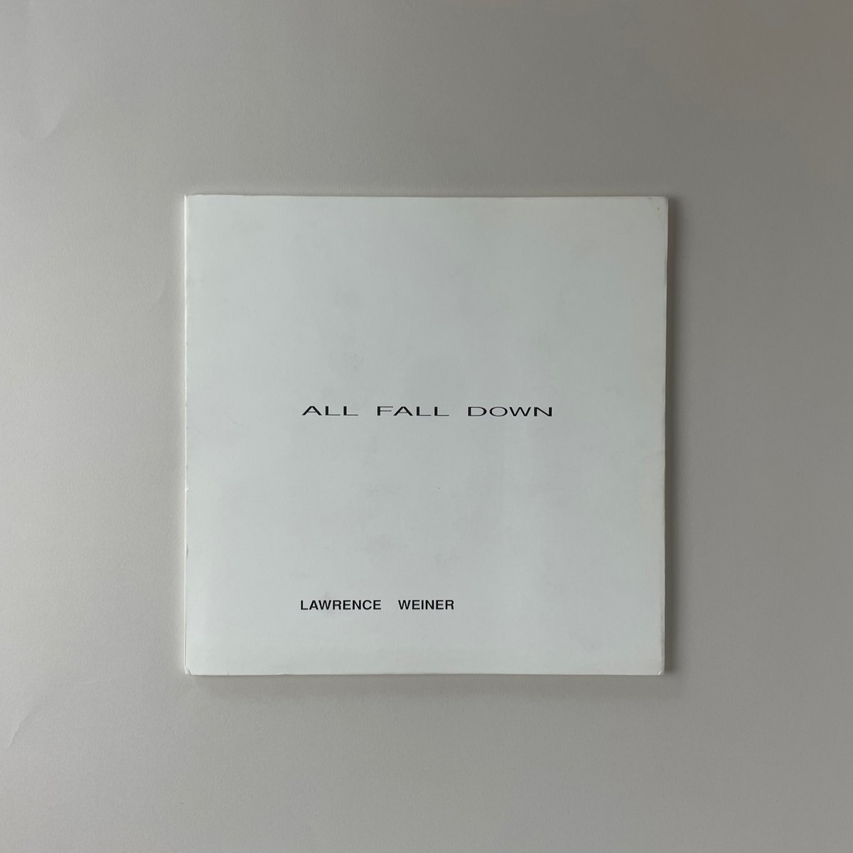 honkbooks's tweet photo. All Fall Down｜Lawrence Weiner

ローレンス・ウィナーが1992年に開催された展覧会に関連して出版したオフセット印刷のアーティストブックです。初版600部限定。
https://t.co/t76jisXna5

#rarebookfair https://t.co/vg6qZ95DV2